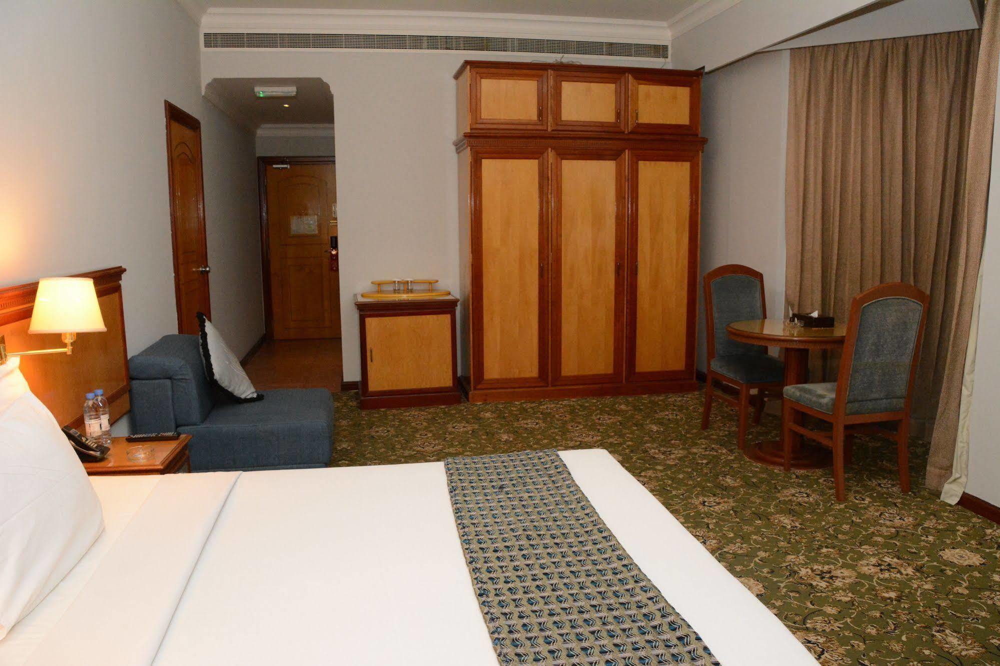 Phoenicia Hotel Manáma Exteriér fotografie